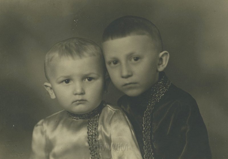 KKE 5381.jpg - Fot. Atelier. Dwóch nieznanych chłopców, Lublin, 8 V 1943 r. Fotograf: Ludwik Hartw.. - Lublin.